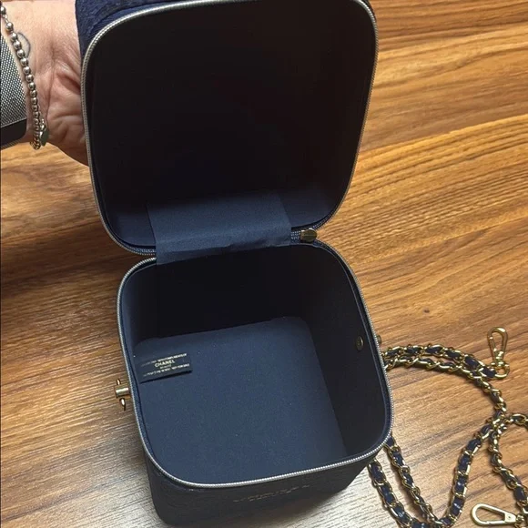 CHANEL Dark Blue and Gold Chain Holder - Picture 5 of 5